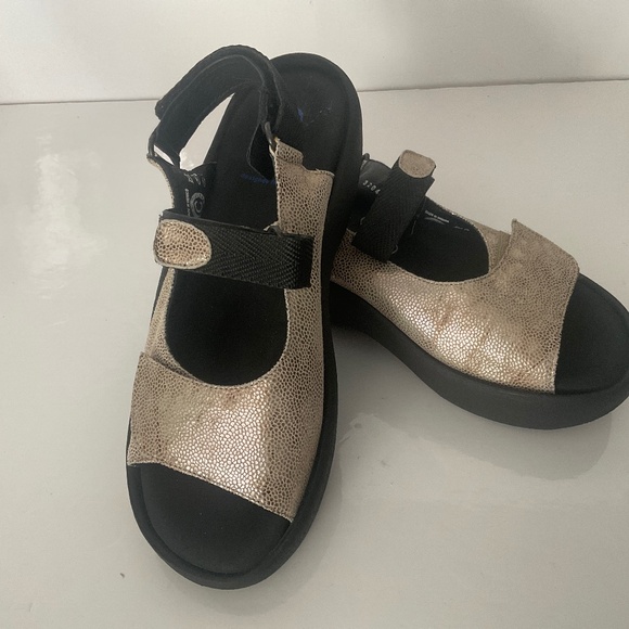 WOLKY ADJUSTABLE PLATFORM SANDAL METALLIC SNAKESKIN PRINT SZ 39 - Picture 1 of 4